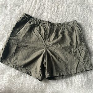 Columbia khaki cargo style zip front fast dry 5” inseam hiking shorts women’s L